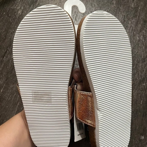 Chatties‎ Sandals Size 13C Girls Metallic Rose Gold Flip Flop - Picture 3 of 3